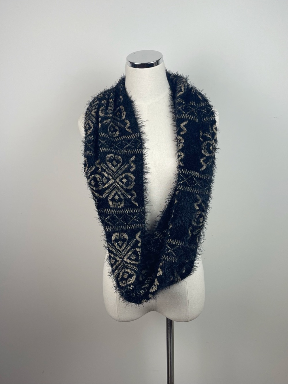Collectioneighteen Collection Eighteen Black Tan Fuzzy Knit Scarf Neck Wrap